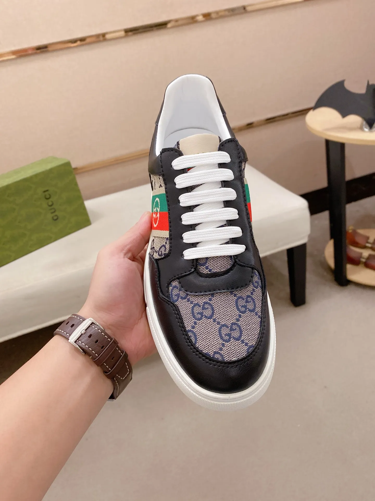 Men's shoes💰 440💰The new GUCCI (Gucci) counters are launched simultaneously. The new men's shoes, 😘fabrics are selected from imported cowhide, and the lining is sheepskin lining. 👍🏿 High-end ☄️ air-cushion molded anti-slip rubber outsole, exquisite lines, simple and elegant, comfortable and high-end for leisure travel. Code number: 38 to 44 (45 can be customized and cannot be returned or exchanged)